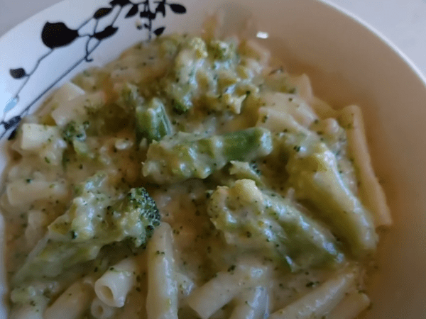 Creamy Cheese & Broccoli pasta